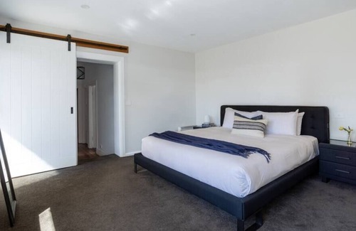 West Hobart House | Hawke on Sherbourne - spacious art deco gem