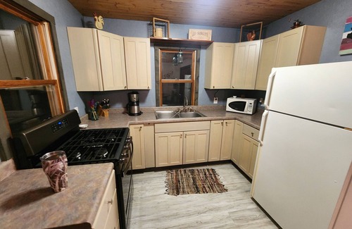 Paris Cabin | Hawkins Hideout Luxury Cabin, Wi-Fi, Hot Tub!
