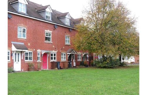 Little Hay Apartment | Hawksworth House in Birmingham near Solihull, near NEC, HS2, JLR, Bear Grylls Centre, Resorts World and Birmingham airport with a garage and free parking, great for families and contractors