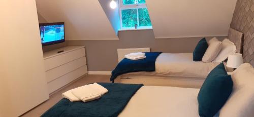 Little Hay Apartment | Hawksworth House in Birmingham near Solihull, near NEC, HS2, JLR, Bear Grylls Centre, Resorts World and Birmingham airport with a garage and free parking, great for families and contractors