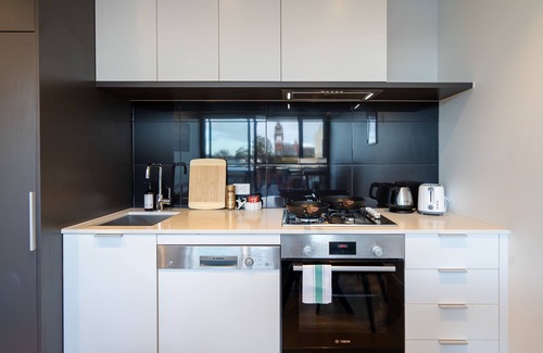 Hawthorn Apartment | Hawthorn 1BR Apt - Close to Swinburne University