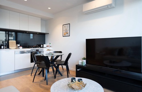 Hawthorn Apartment | Hawthorn 1BR Apt - Close to Swinburne University