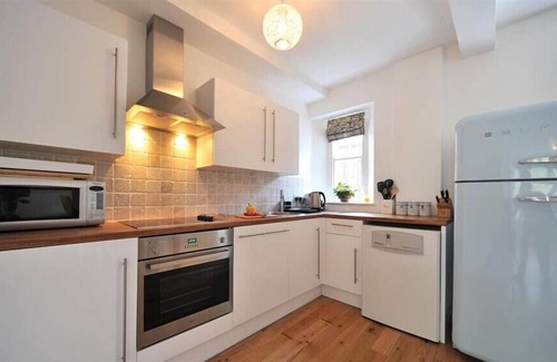 Waterhead Cottage | HAWTHORN COTTAGE, family friendly in Ambleside