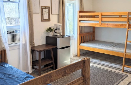 Buckingham Cabin | Hawthorne Cabin - Screened in Porch with Lake Views & Pet Friendly