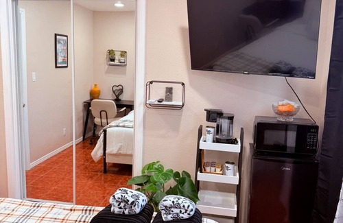 Hawthorne House | Hawthorne Hideaway - Near LAX & Sofi