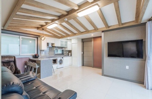 Yeongdeok Apartment | Hayanjip (Blue Road Town Pension