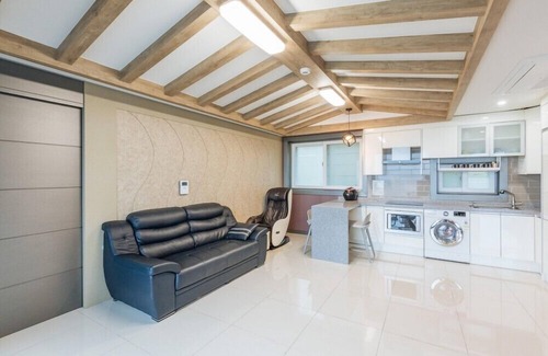 Yeongdeok Apartment | Hayanjip (Blue Road Town Pension