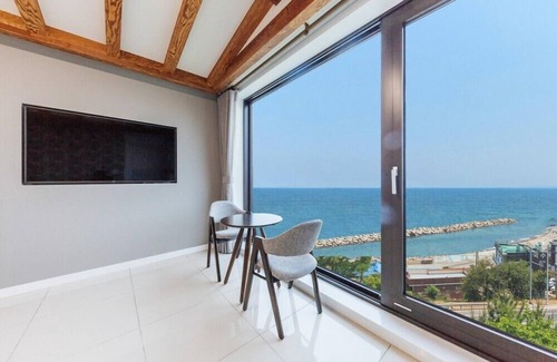 Yeongdeok Apartment | Hayanjip (Blue Road Town Pension