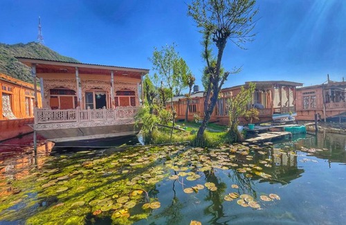 Dal Lake Boat Rental | hayat group of houseboats