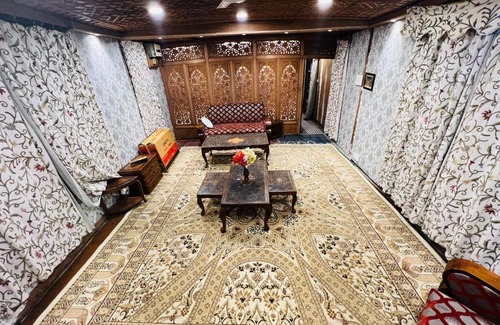 Dal Lake Boat Rental | hayat group of houseboats