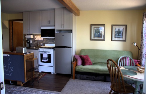 Hayden View Estates Apartment | Hayden Lake Retreat-Amazing Views w/Private Deck-Self Check In & Free Parking