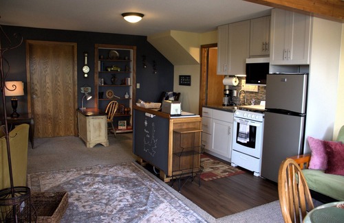 Hayden View Estates Apartment | Hayden Lake Retreat-Amazing Views w/Private Deck-Self Check In & Free Parking