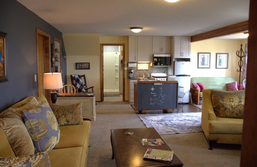 Hayden View Estates Apartment | Hayden Lake Retreat-Amazing Views w/Private Deck-Self Check In & Free Parking