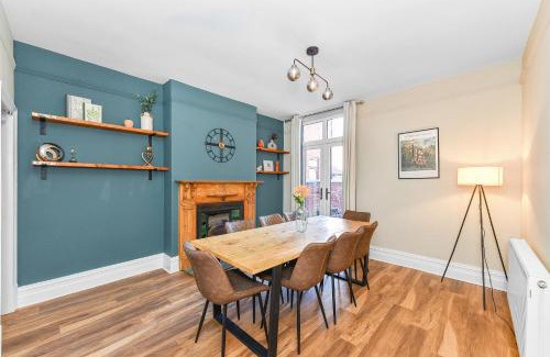 Nottingham House | Haydn House Luxurious Retreat - 4 bedroom, 10 guest max, Perfect home away from home