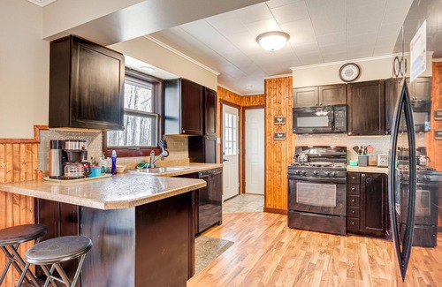 Hayward House | Hayward Home w/Private Deck, Fire Pit & Kayak!