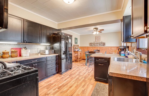 Hayward House | Hayward Home w/Private Deck, Fire Pit & Kayak!