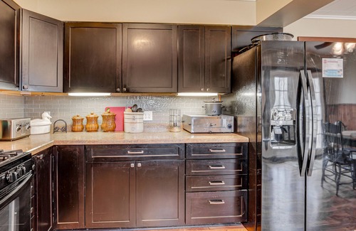 Hayward House | Hayward Home w/Private Deck, Fire Pit & Kayak!