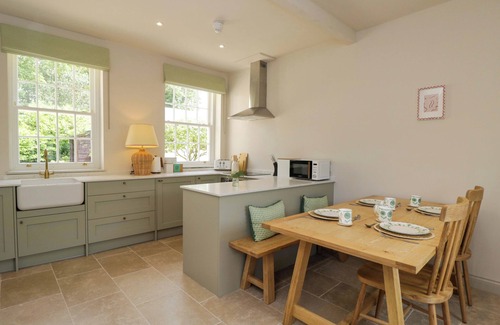 Elcot Cottage | HAZEL, pet friendly, character holiday cottage, with pool in Kintbury