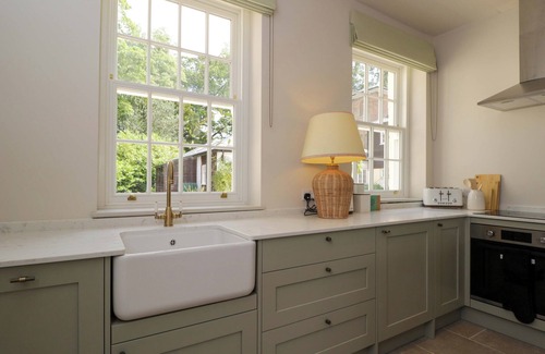 Elcot Cottage | HAZEL, pet friendly, character holiday cottage, with pool in Kintbury