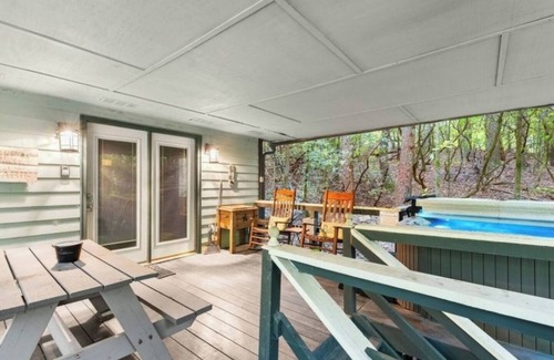 Sautee Nacoochee Cabin | Hazel's Haus | Hot Tub | Fireplace | Wi-Fi | Dogs