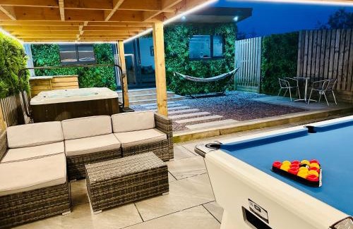 Galston Ski Chalet | Hazells Lodge Farm Stay Sleeps 2 Undercover Hottub and Pool Table