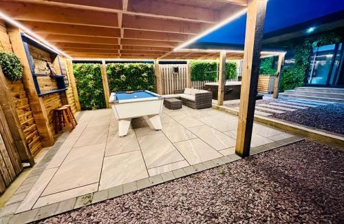 Galston Ski Chalet | Hazells Lodge Farm Stay Sleeps 2 Undercover Hottub and Pool Table