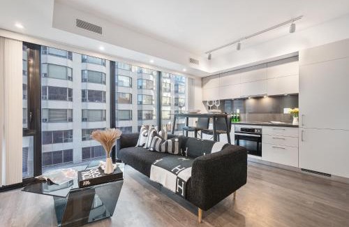 Bloor-Yorkville Apartment | Hazelton Suites - Yorkville - Indoor Pool & Hot Tub