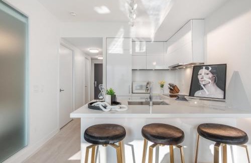 Bloor-Yorkville Apartment | Hazelton Suites - Yorkville - Indoor Pool & Hot Tub