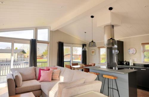 Combpyne House | Hazelwood 4 Pinewood Retreat