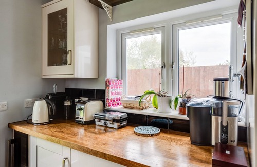 Headington House | Headington Orchard - 3 Bedroom House & parking & garden