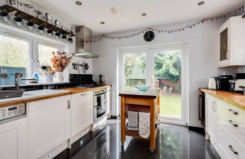 Headington House | Headington Orchard - 3 Bedroom House Parking Garden