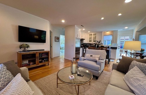 Healdsburg House | Healdsburg Plaza Charmer w/Hot Tub!