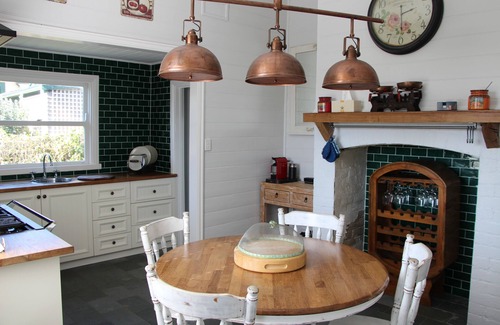 Healesville House | Healesville Cottage - just a short walk to the centre of town