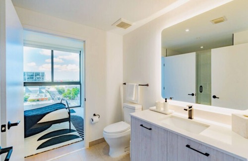 Wynwood Art District Apartment | Heart of Art District Heated Rooftop Pool Sauna Rides to Airport & Beach
