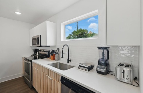 Old East Dallas Apartment | Heart of Dallas in Knox Henderson | Sleeps 4