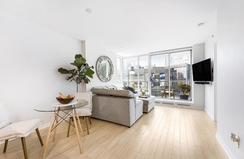 Crosstown Apartment | Heart of Downtown 1 bd Entire Condo - Pool, Gym, Parking, Office, AC