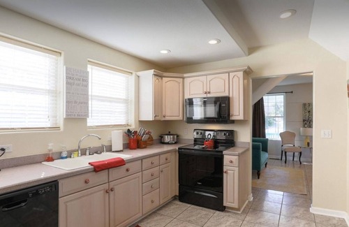 Hendersonville House | Heart of Hendo {5 BEDS }