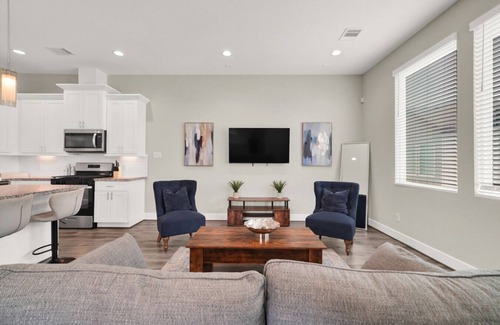 OST - South Union House | Heart of Houston Retreat Family Townhome by Museums & Parks