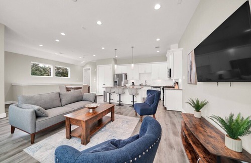 OST - South Union House | Heart of Houston Retreat Family Townhome by Museums & Parks
