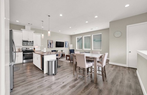 OST - South Union House | Heart of Houston Retreat Family Townhome by Museums & Parks