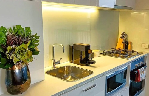 Carlton South Apartment | Heart of Melbourne - Comfort, View, and Value