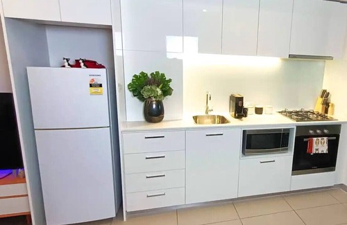 Carlton South Apartment | Heart of Melbourne - Comfort, View, and Value