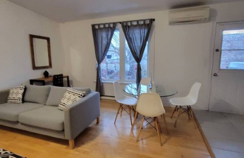 Plateau Mont Royal Apartment | Heart of Plateau Mont Royal Cozy Apartment