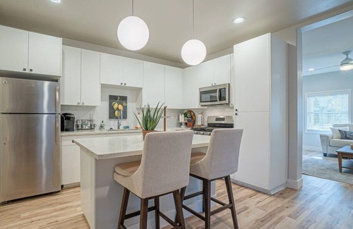 Downtown Sacramento Apartment | Heart of SacTown: Hip Midtown Retreat