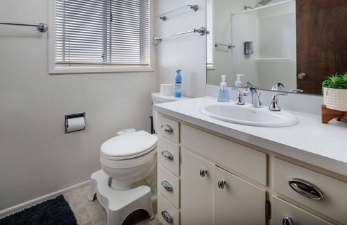 Harlow House | Heart of the Pacific Northwest, Pet Friendly, Short Walk to Autzen, Outdoor Patio & Ping Pong Table