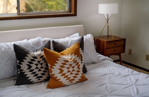Harlow House | Heart of the Pacific Northwest, Pet Friendly, Short Walk to Autzen, Outdoor Patio & Ping Pong Table