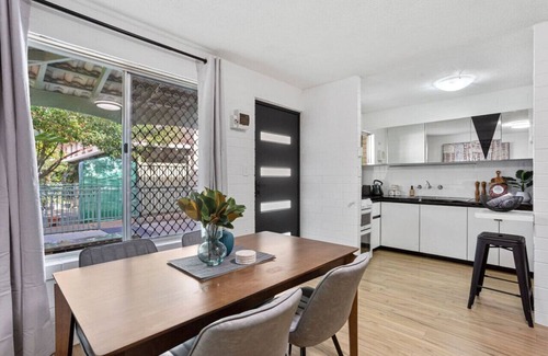 Wembley House | Heart of Wembley! 2 BR, 6km to Floreat Beach!