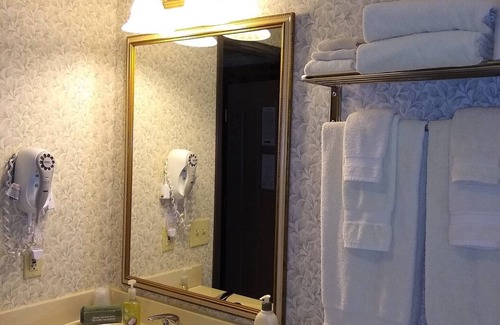 Cedarville Hotel | Hearthstone Inn & Suites