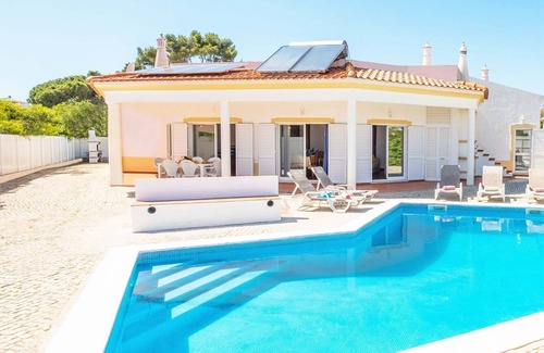 Branqueira Villa | Heatable Pool & BBQ Retreat near Albufeira