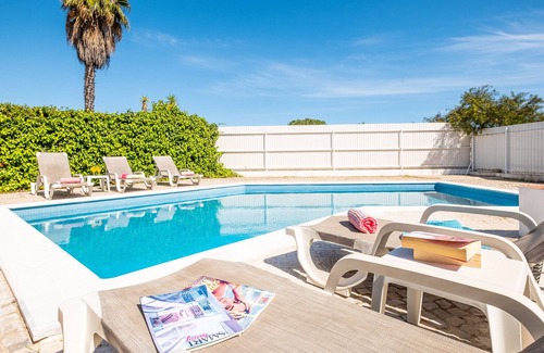 Branqueira Villa | Heatable Pool & BBQ Retreat near Albufeira